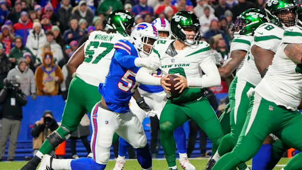 Jets' QB Zach Wilson sacked by Bills' DE Leonard Floyd